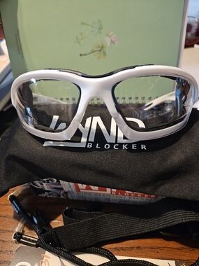 Wynd Blocker Style White Sport Sunglasses - White, Clear Lenses. Model 331